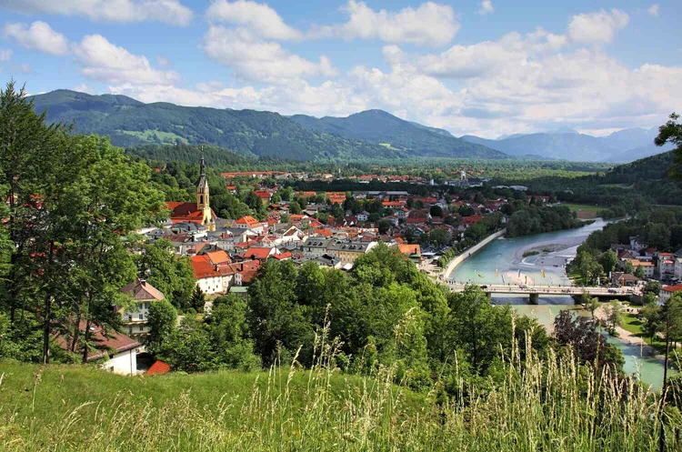 Blick auf die Altstadt von Bad T&ouml;lz mit der Isar und Alpen im Hintergrund &ndash; Umgebung der Oberberg Fachklinik Bad T&ouml;lz