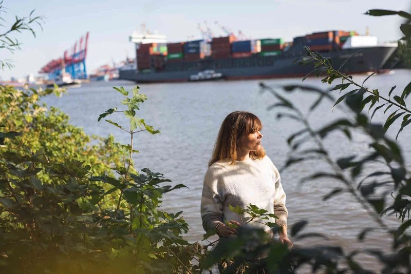 Zwei personen sitzen drau&szlig;en und unterhalten sich