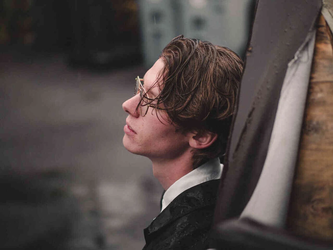 nahaufnahme von einem jungen mann der in die leere schaut